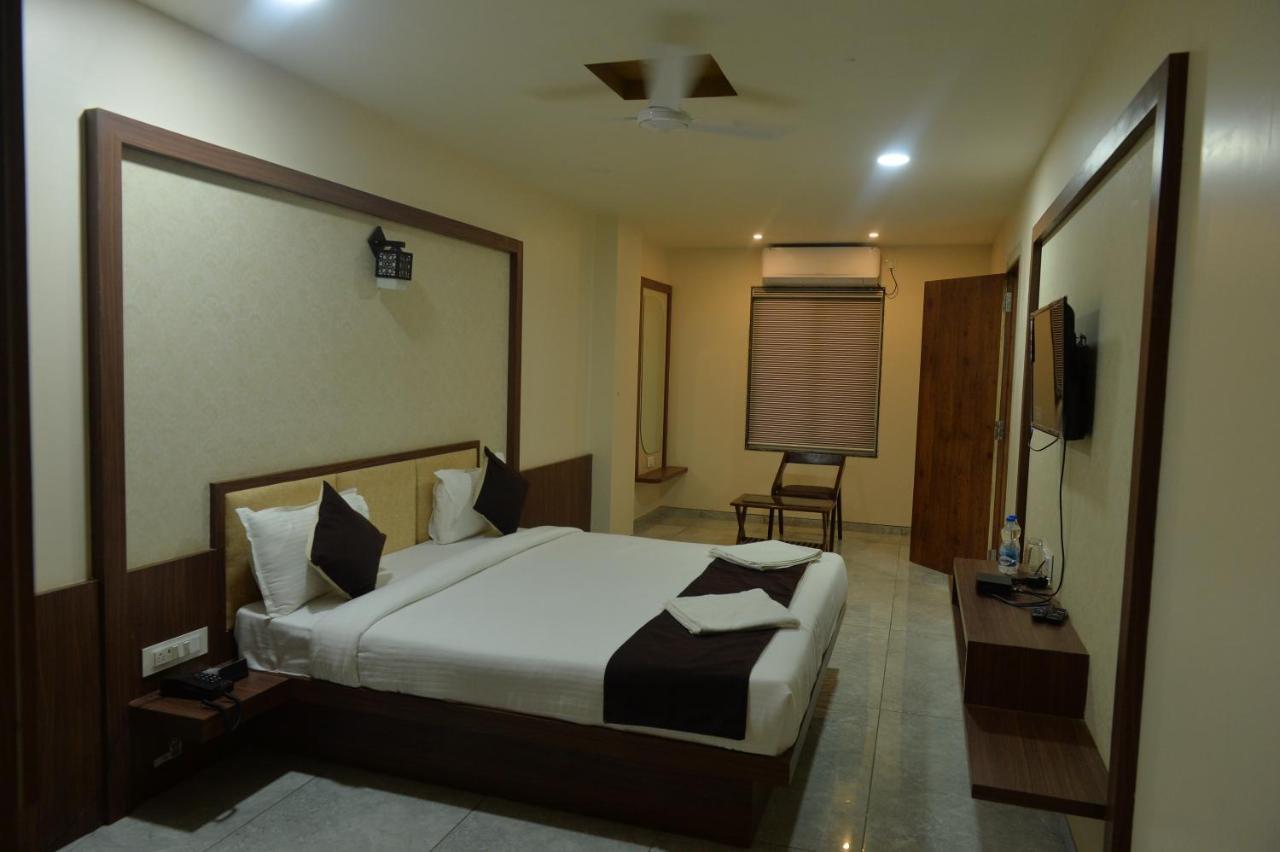 Hotel Sai Inn Rajpipla Exterior photo